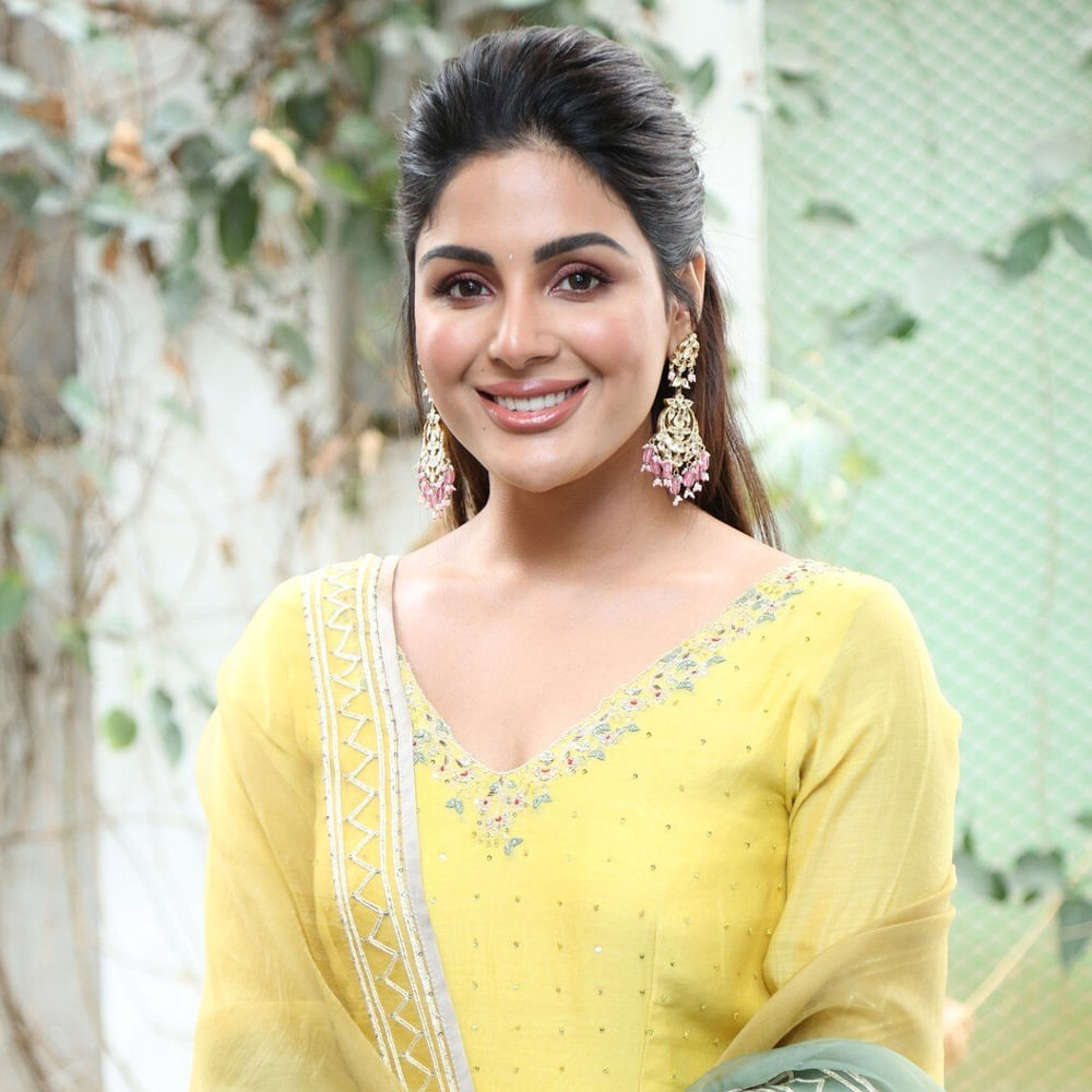 పవర్ స్టార్ పవన్ కళ్యాణ్, రానా దగ్గుబాటి కలిసి నటించిన చిత్రం భీమ్లానాయక్. బాక్సాఫీస్ వద్ద ఈ మూవీకి మంచి రెస్పాన్స్ వచ్చింది. ఇందులో నిత్యామీనన్, సంయుక్త మీనన్ కథానాయికలుగా నటించారు. అయితే ఈ సినిమాతోనే తెలుగు తెరకు పరిచయమైంది సంయుక్త. ఈ చిత్రంలో రానా భార్యగా కనిపించి నటనపరంగా ప్రశంసలు అందుకున్నారు. 	