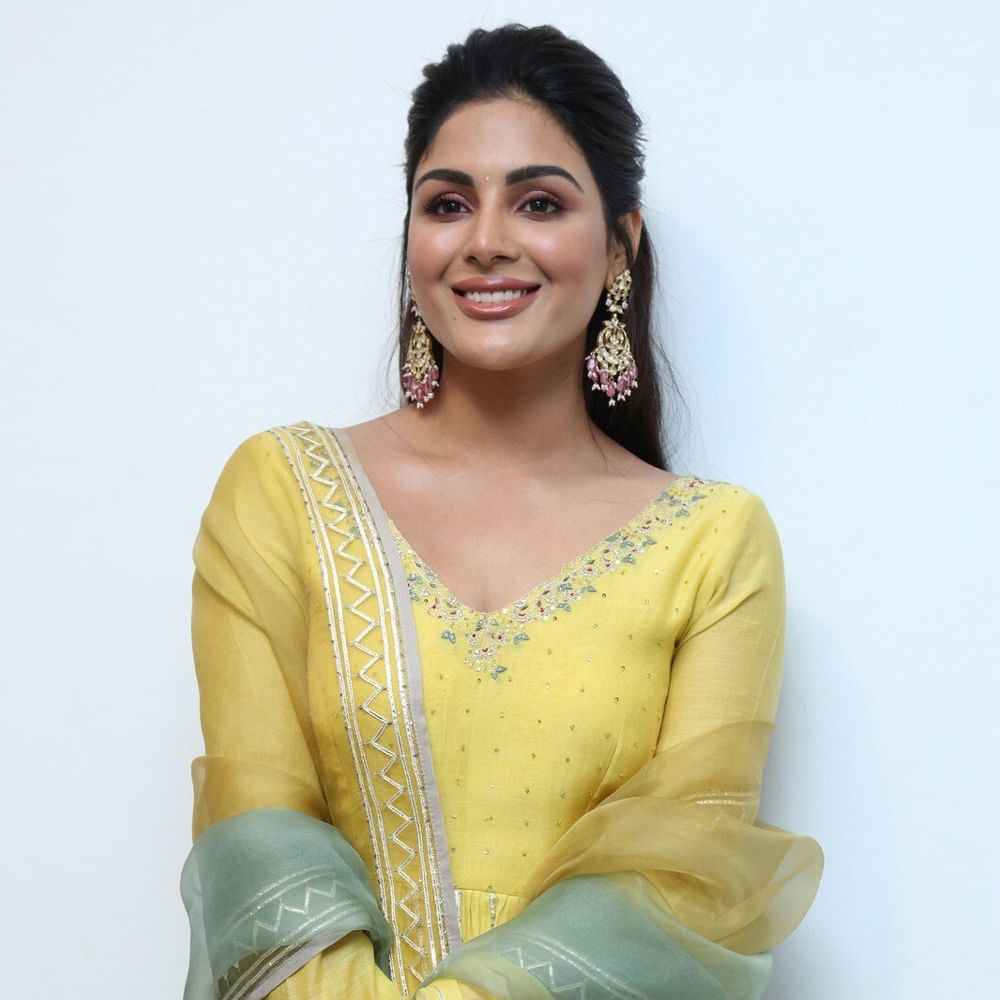 పవర్ స్టార్ పవన్ కళ్యాణ్, రానా దగ్గుబాటి కలిసి నటించిన చిత్రం భీమ్లానాయక్. బాక్సాఫీస్ వద్ద ఈ మూవీకి మంచి రెస్పాన్స్ వచ్చింది. ఇందులో నిత్యామీనన్, సంయుక్త మీనన్ కథానాయికలుగా నటించారు. అయితే ఈ సినిమాతోనే తెలుగు తెరకు పరిచయమైంది సంయుక్త. ఈ చిత్రంలో రానా భార్యగా కనిపించి నటనపరంగా ప్రశంసలు అందుకున్నారు. 	