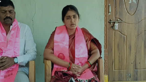 Telangana: ఆ గ్రామంలో బీఆర్ఎస్ పార్టీలో లొల్లి.. లోకల్ నేతలు వేధిస్తున్నారంటూ మహిళా సర్పంచ్ సంచలన ఆరోపణలు