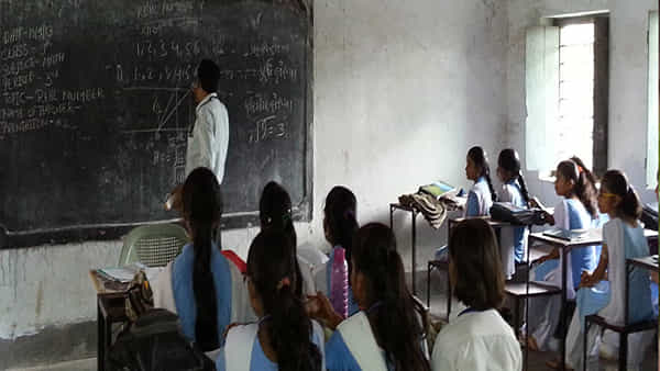 Telangana: అదేంటీ..? 20 ఏళ్లుగా విధులకు గైర్హాజరైన టీచర్కు పోస్టింగ్.. విద్యాశాఖ నిర్వాకం