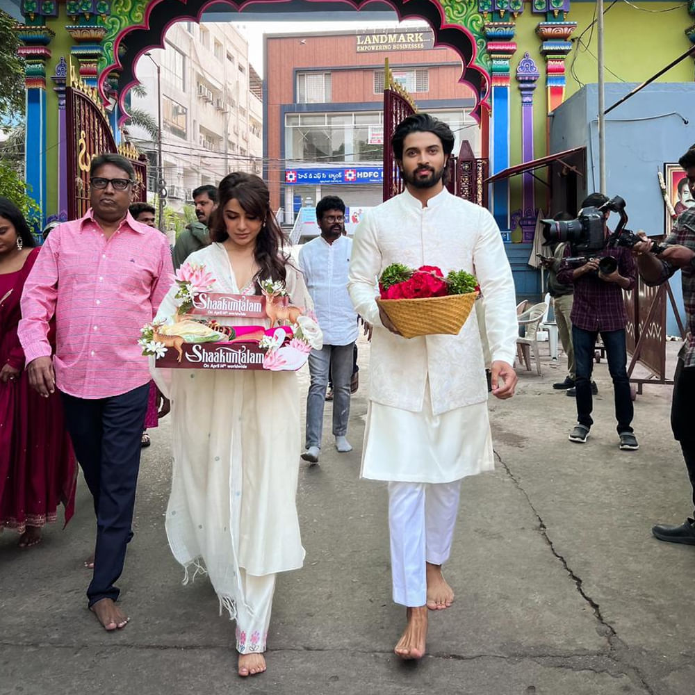బుధవారం ఉదయం డైరెక్టర్ గుణశేఖర్, ప్రొడ్యూసర్ నీలిమతో కలిసి సమంత, దేవ్ మోహన్ పెద్దమ్మ తల్లి ఆలయానికి చేరుకున్నారు. అమ్మవారికి ప్రత్యేక పూజలు నిర్వహించారు శాకుంతలం చిత్రయూనిట్. 