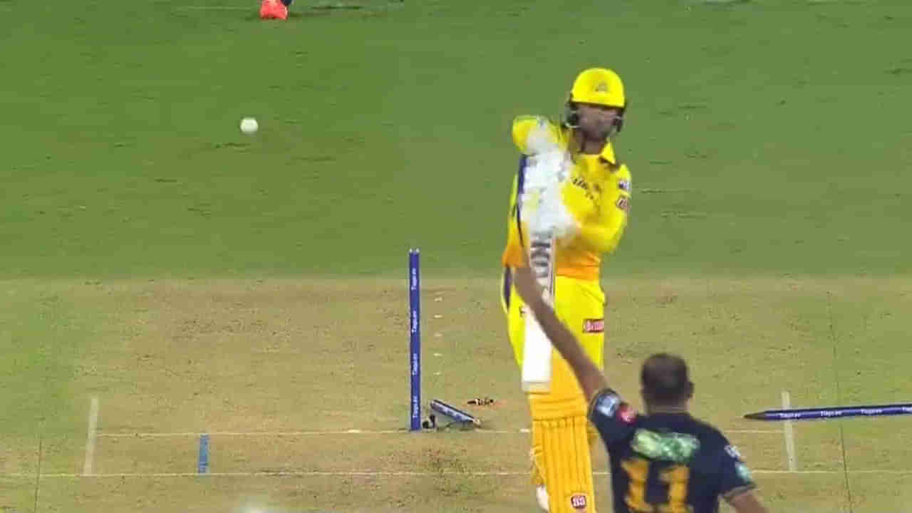 Video: వామ్మో.. ఇదేం ఫైరింగ్ బాల్ సామీ.. దెబ్బకు గాల్లో ఎగిరిన వికెట్లు.. బ్యాటర్ మైండ్ బ్లాంక్.. వీడియో