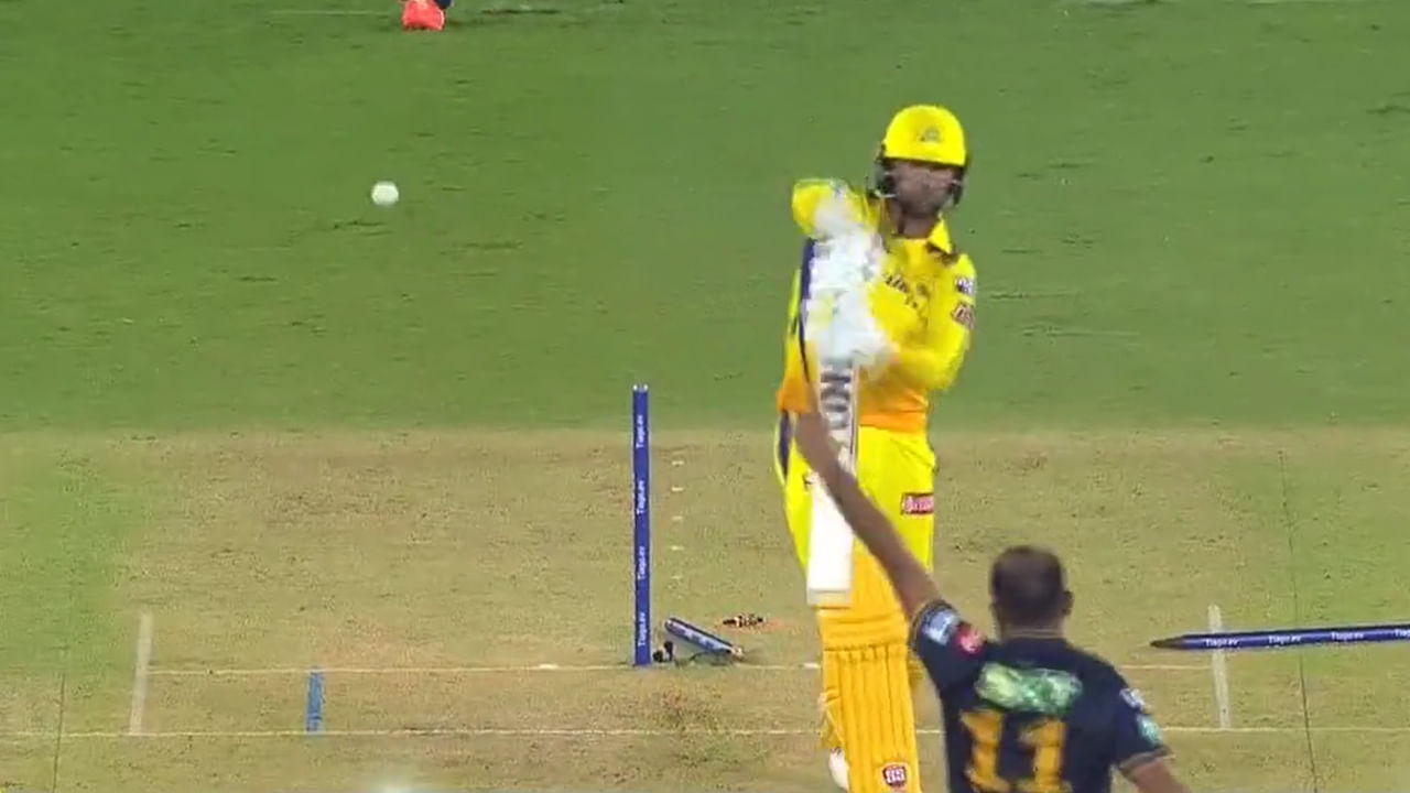 Video: వామ్మో.. ఇదేం ఫైరింగ్ బాల్ సామీ.. దెబ్బకు గాల్లో ఎగిరిన వికెట్లు.. బ్యాటర్ మైండ్ బ్లాంక్.. వీడియో