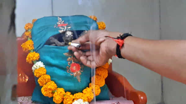గుళ్లో సిగరెట్ వెలిగించి కోరుకుంటే.. భక్తుల కొంగుబంగారం ఈ దైవం..