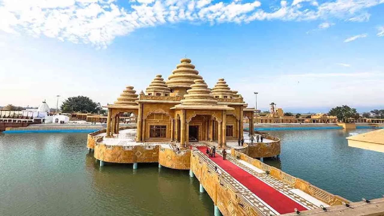 Shri Ram Tirth Temple -శ్రీ రామతీర్థ దేవాలయం, అమృతసర్: లంక నుండి వచ్చిన తరువాత, రాముడు కొంతకాలం సీతను విడిచిపెట్టాడు. ఆమె వాల్మీకి మహర్షి ఆశ్రమంలో ఆశ్రయం పొందిన ప్రదేశం శ్రీరామతీర్థం.  అదే ప్రదేశంలో ఆమె లవ,కుశులకు జన్మనిస్తుంది.  శ్రీరామ తీర్థ ఆలయంలో లవకుశులు, శ్రీరాముని సైన్యానికి మధ్య యుద్ధం జరిగింది. ఈ ఆశ్రమంలో వాల్మీకి మహర్షి రామాయణం మొత్తం రచించారు. ఈ కారణాల వల్ల శ్రీ రామతీర్థ ఆలయం భారతదేశంలోని అత్యంత పవిత్రమైన రామ మందిరాలలో ఒకటి.