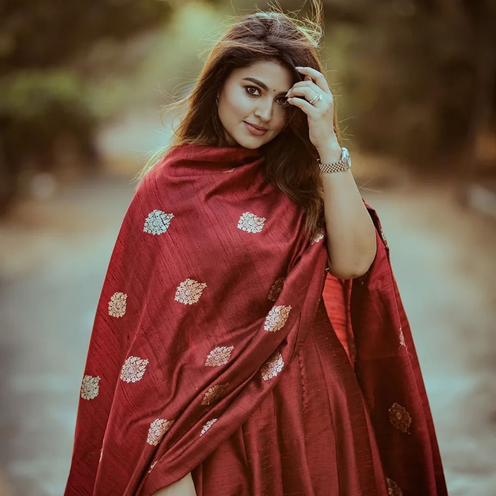 తెలుగు ప్రేక్షకులకు హీరోయిన్ స్నేహ గురించి ప్రత్యేకంగా చెప్పాల్సిన పనిలేదు. తన నటనతో టాలీవుడ్ ఆడియన్స్ను ఆకట్టుకుంది స్నేహ. గ్లామరస్ పాత్రకు అమడ దూరంలో ఉంటూ… కంటెంట్ ప్రాధాన్యత ఉన్న సినిమాలను ఎంచుకుంటూ సుధీర్ఘ కాలంపాట్ టాప్ హీరోయిన్గా కొనసాగింది.