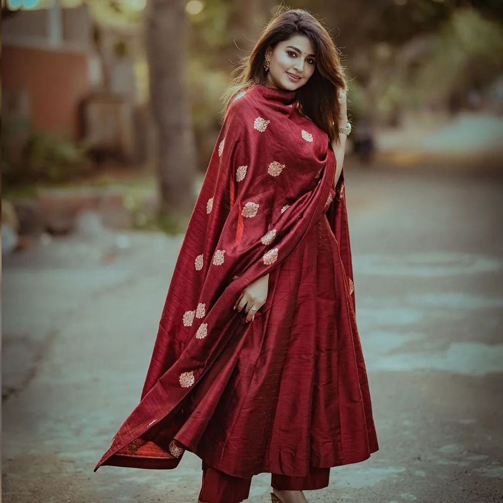 తెలుగు ప్రేక్షకులకు హీరోయిన్ స్నేహ గురించి ప్రత్యేకంగా చెప్పాల్సిన పనిలేదు. తన నటనతో టాలీవుడ్ ఆడియన్స్ను ఆకట్టుకుంది స్నేహ. గ్లామరస్ పాత్రకు అమడ దూరంలో ఉంటూ… కంటెంట్ ప్రాధాన్యత ఉన్న సినిమాలను ఎంచుకుంటూ సుధీర్ఘ కాలంపాట్ టాప్ హీరోయిన్గా కొనసాగింది.