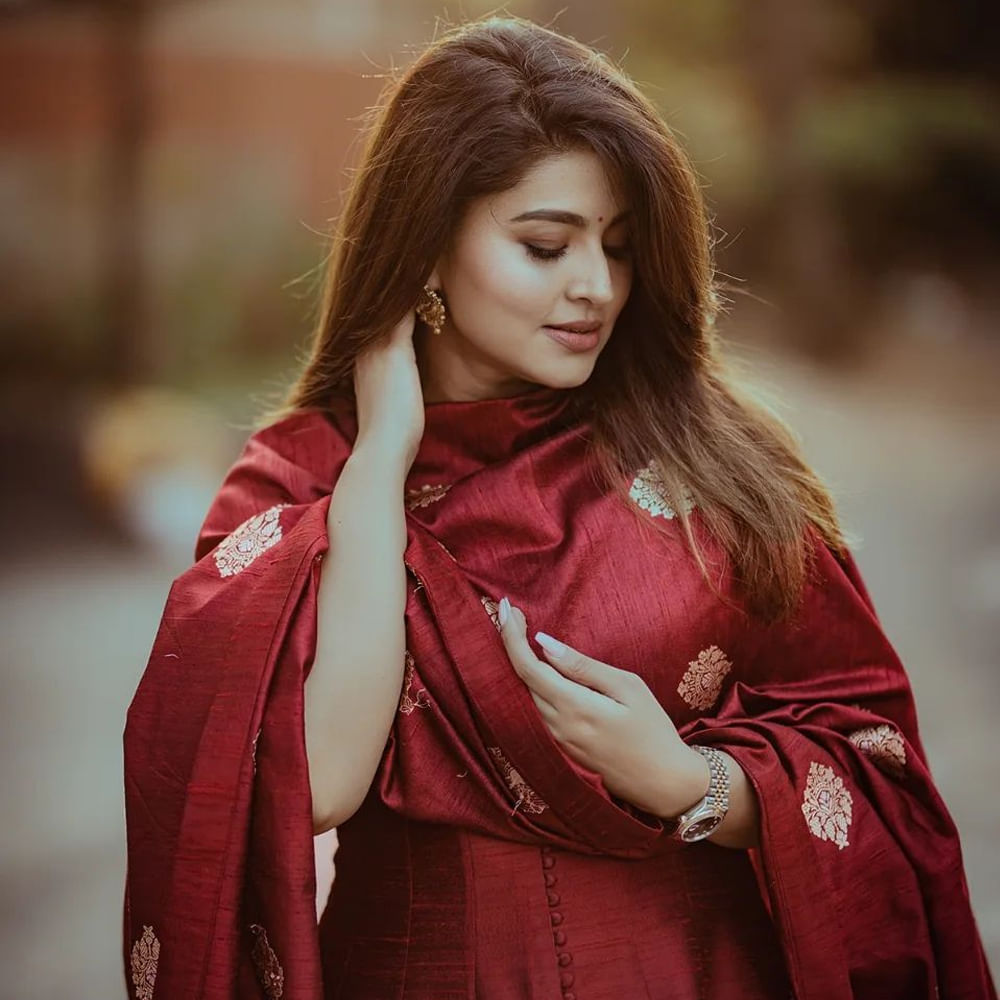 తెలుగు ప్రేక్షకులకు హీరోయిన్ స్నేహ గురించి ప్రత్యేకంగా చెప్పాల్సిన పనిలేదు. తన నటనతో టాలీవుడ్ ఆడియన్స్ను ఆకట్టుకుంది స్నేహ. గ్లామరస్ పాత్రకు అమడ దూరంలో ఉంటూ… కంటెంట్ ప్రాధాన్యత ఉన్న సినిమాలను ఎంచుకుంటూ సుధీర్ఘ కాలంపాట్ టాప్ హీరోయిన్గా కొనసాగింది.