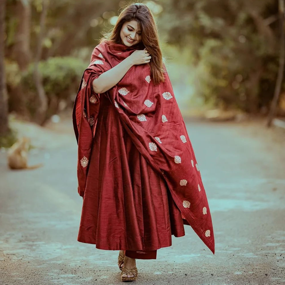 తెలుగు ప్రేక్షకులకు హీరోయిన్ స్నేహ గురించి ప్రత్యేకంగా చెప్పాల్సిన పనిలేదు. తన నటనతో టాలీవుడ్ ఆడియన్స్ను ఆకట్టుకుంది స్నేహ. గ్లామరస్ పాత్రకు అమడ దూరంలో ఉంటూ… కంటెంట్ ప్రాధాన్యత ఉన్న సినిమాలను ఎంచుకుంటూ సుధీర్ఘ కాలంపాట్ టాప్ హీరోయిన్గా కొనసాగింది.