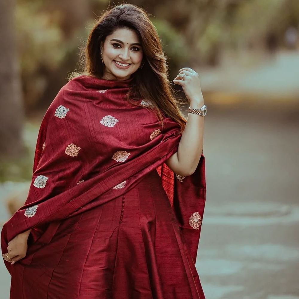తెలుగు ప్రేక్షకులకు హీరోయిన్ స్నేహ గురించి ప్రత్యేకంగా చెప్పాల్సిన పనిలేదు. తన నటనతో టాలీవుడ్ ఆడియన్స్ను ఆకట్టుకుంది స్నేహ. గ్లామరస్ పాత్రకు అమడ దూరంలో ఉంటూ… కంటెంట్ ప్రాధాన్యత ఉన్న సినిమాలను ఎంచుకుంటూ సుధీర్ఘ కాలంపాట్ టాప్ హీరోయిన్గా కొనసాగింది.