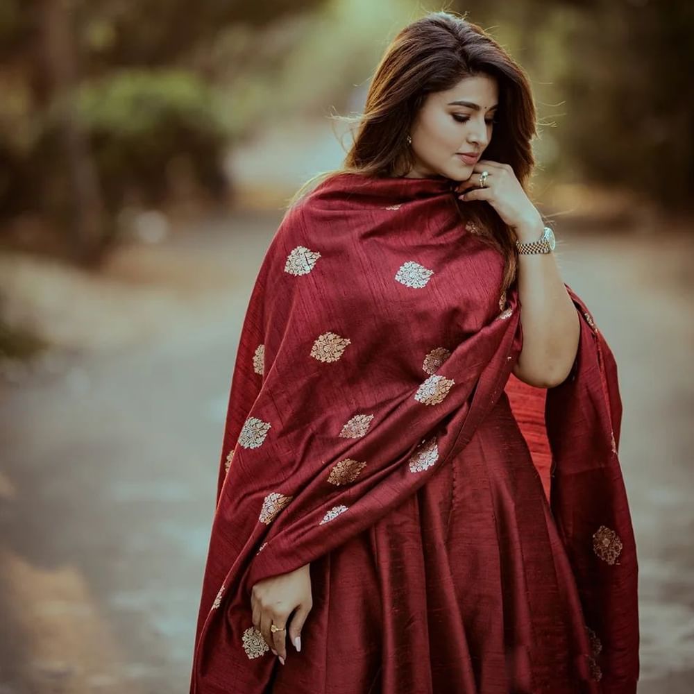 తెలుగు ప్రేక్షకులకు హీరోయిన్ స్నేహ గురించి ప్రత్యేకంగా చెప్పాల్సిన పనిలేదు. తన నటనతో టాలీవుడ్ ఆడియన్స్ను ఆకట్టుకుంది స్నేహ. గ్లామరస్ పాత్రకు అమడ దూరంలో ఉంటూ… కంటెంట్ ప్రాధాన్యత ఉన్న సినిమాలను ఎంచుకుంటూ సుధీర్ఘ కాలంపాట్ టాప్ హీరోయిన్గా కొనసాగింది.
