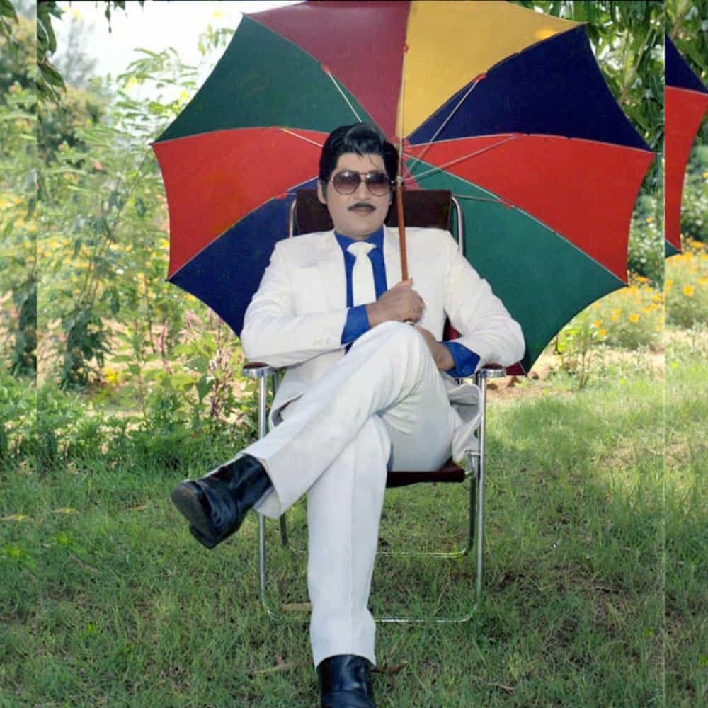 ఇలా అన్ని జానర్లలోనూ నటించి ఎవర్గ్రీన్ సోగ్గాడిగా గుర్తింపు పొందిన నటభూషణ శోభన్బాబు వర్ధంతి నేడు. ఈ సందర్భంగా హైదరాబాద్ నగరంలో శోభన్ బాబు సేవా సమితి ఆధ్వర్యంలో తార్నాక చౌరస్తాలో శోభన్ బాబు చిత్ర పటాన్ని ఏర్పాటుచేసి నివాళులు అర్పించారు.