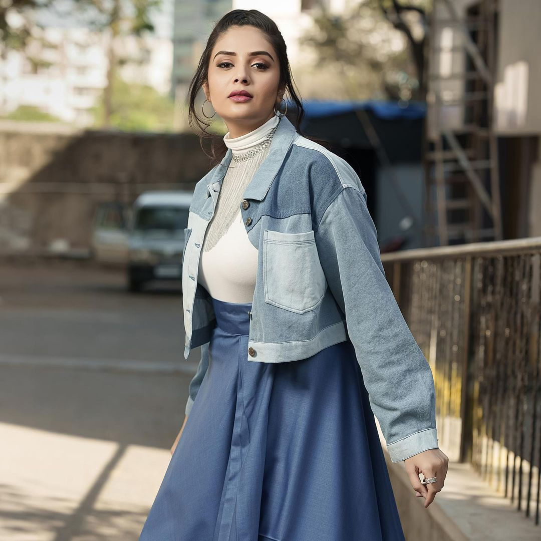 టెలివిషన్ లో యాంకర్ గా శ్రీముఖి అందరికీ సుపరిచితం. ఈ అమ్మడు స్క్రీన్ మీద కనిపిస్తే చాలు ఎక్కడాలేని ఎనర్జీ వచ్చేస్తుంది