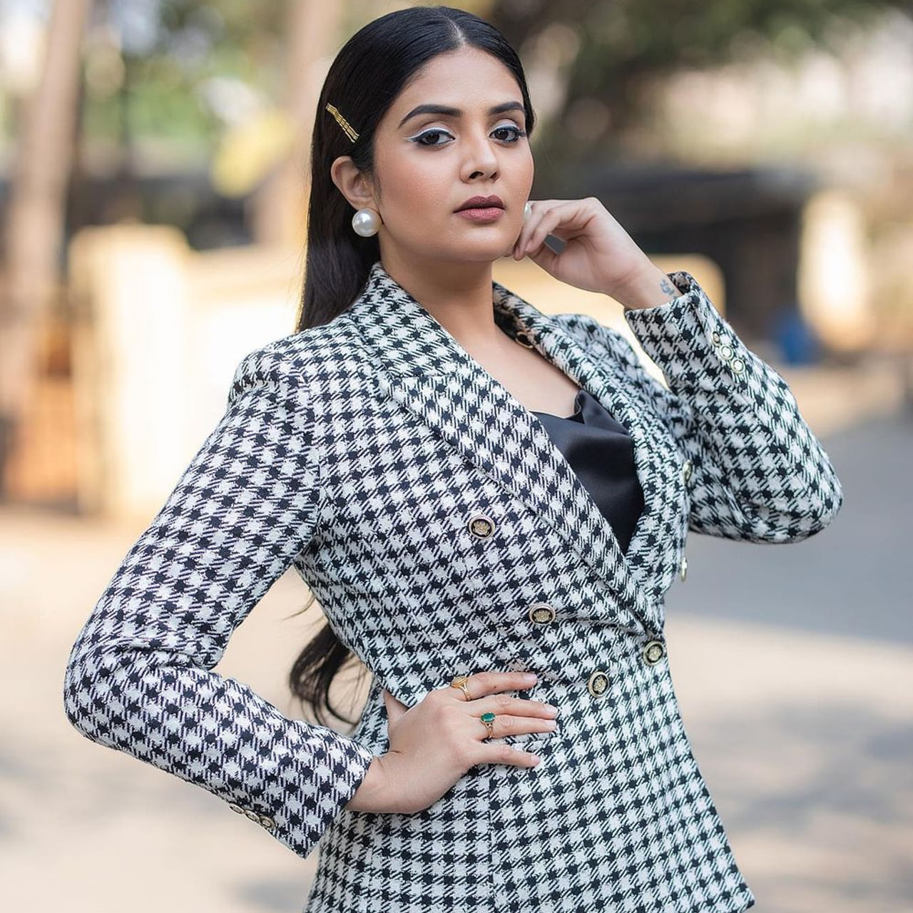 శ్రీముఖి.. ఈ అమ్మడు స్క్రీన్ మీద కనిపిస్తే చాలు ఎక్కడాలేని ఎనర్జీ వచ్చేస్తుంది. అందంతో చలాకీ మాటలతో ప్రేక్షకులను కట్టిపడేస్తుంది ఈ బ్యూటీ