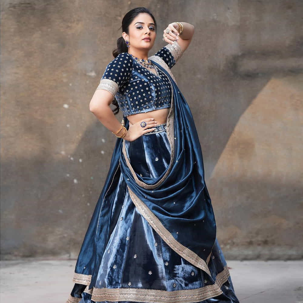 యాంకర్గా బుల్లితెరపై సత్తా చాటి.. బిగ్ బాస్ షోతో తన క్రేజ్ను రెట్టింపు చేసుకుంది యాంకర్ శ్రీముఖి. ఇక బుల్లితెరపైనే కాకుండా వెండితెరపై కూడా వెలుగులు విరజిమ్ముతోంది..శ్రీముఖిని సోషల్ మీడియాలో కూడా చాల క్రేజ్ సంపాదించుకుంది.ఈ చలాకీ బ్యూటీ తన అందంతో కట్టిపడేస్తుంది.