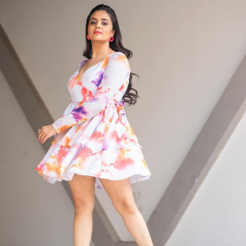 శ్రీముఖి.. ఈ అమ్మడు స్క్రీన్ మీద కనిపిస్తే చాలు ఎక్కడాలేని ఎనర్జీ వచ్చేస్తుంది. అందంతో చలాకీ మాటలతో ప్రేక్షకులను కట్టిపడేస్తుంది ఈ బ్యూటీ