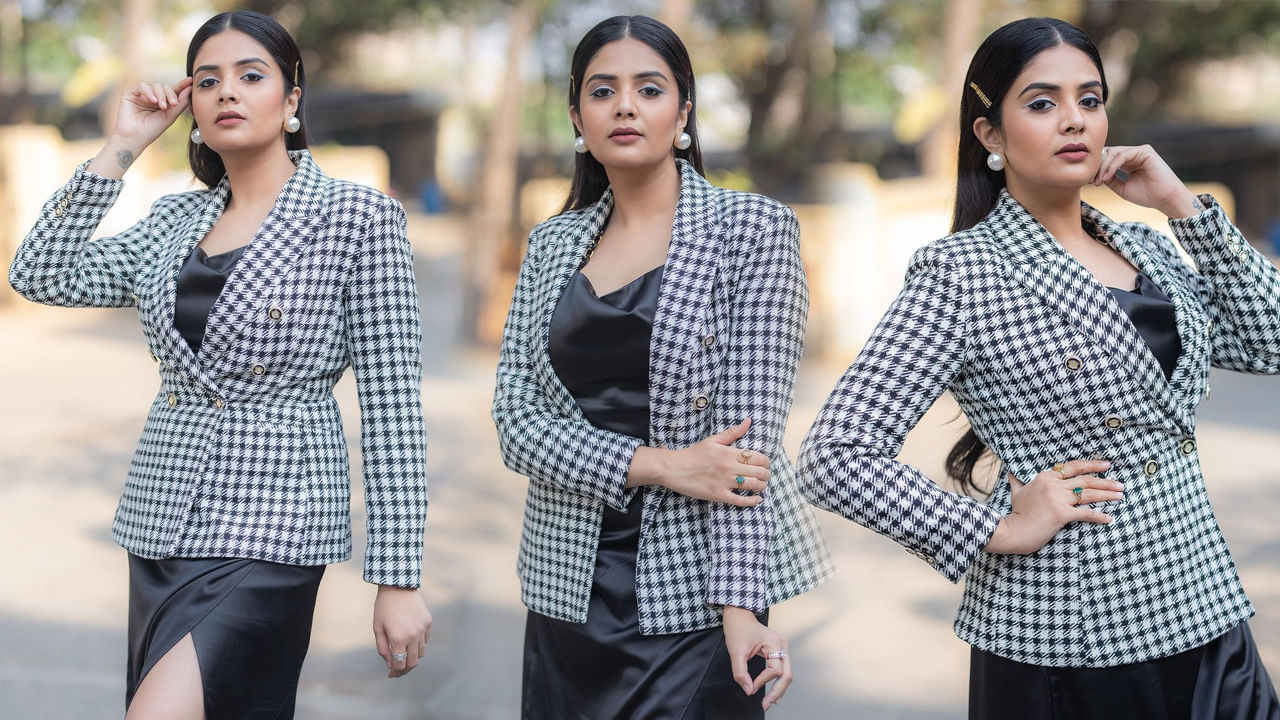 శ్రీముఖి.. ఈ అమ్మడు స్క్రీన్ మీద కనిపిస్తే చాలు ఎక్కడాలేని ఎనర్జీ వచ్చేస్తుంది. అందంతో చలాకీ మాటలతో ప్రేక్షకులను కట్టిపడేస్తుంది ఈ బ్యూటీ