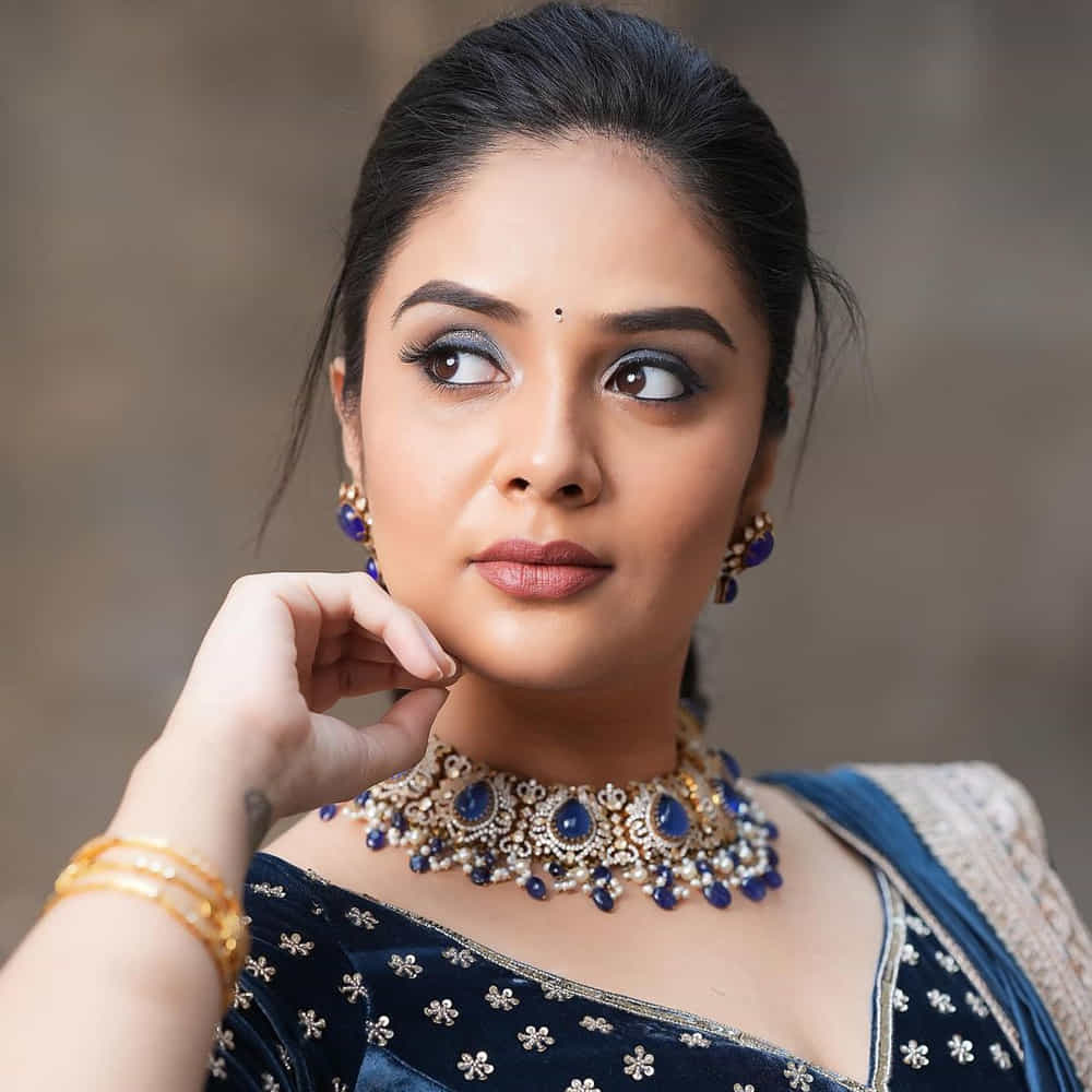 యాంకర్గా బుల్లితెరపై సత్తా చాటి.. బిగ్ బాస్ షోతో తన క్రేజ్ను రెట్టింపు చేసుకుంది యాంకర్ శ్రీముఖి. ఇక బుల్లితెరపైనే కాకుండా వెండితెరపై కూడా వెలుగులు విరజిమ్ముతోంది..శ్రీముఖిని సోషల్ మీడియాలో కూడా చాల క్రేజ్ సంపాదించుకుంది.ఈ చలాకీ బ్యూటీ తన అందంతో కట్టిపడేస్తుంది.