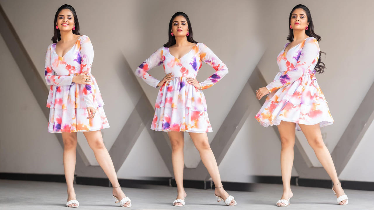 శ్రీముఖి.. ఈ అమ్మడు స్క్రీన్ మీద కనిపిస్తే చాలు ఎక్కడాలేని ఎనర్జీ వచ్చేస్తుంది. అందంతో చలాకీ మాటలతో ప్రేక్షకులను కట్టిపడేస్తుంది ఈ బ్యూటీ