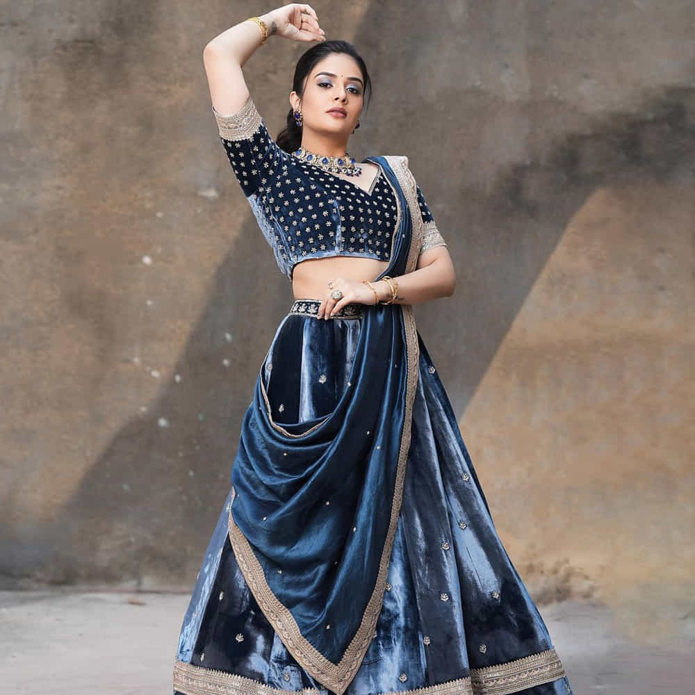 యాంకర్గా బుల్లితెరపై సత్తా చాటి.. బిగ్ బాస్ షోతో తన క్రేజ్ను రెట్టింపు చేసుకుంది యాంకర్ శ్రీముఖి. ఇక బుల్లితెరపైనే కాకుండా వెండితెరపై కూడా వెలుగులు విరజిమ్ముతోంది..శ్రీముఖిని సోషల్ మీడియాలో కూడా చాల క్రేజ్ సంపాదించుకుంది.ఈ చలాకీ బ్యూటీ తన అందంతో కట్టిపడేస్తుంది.
