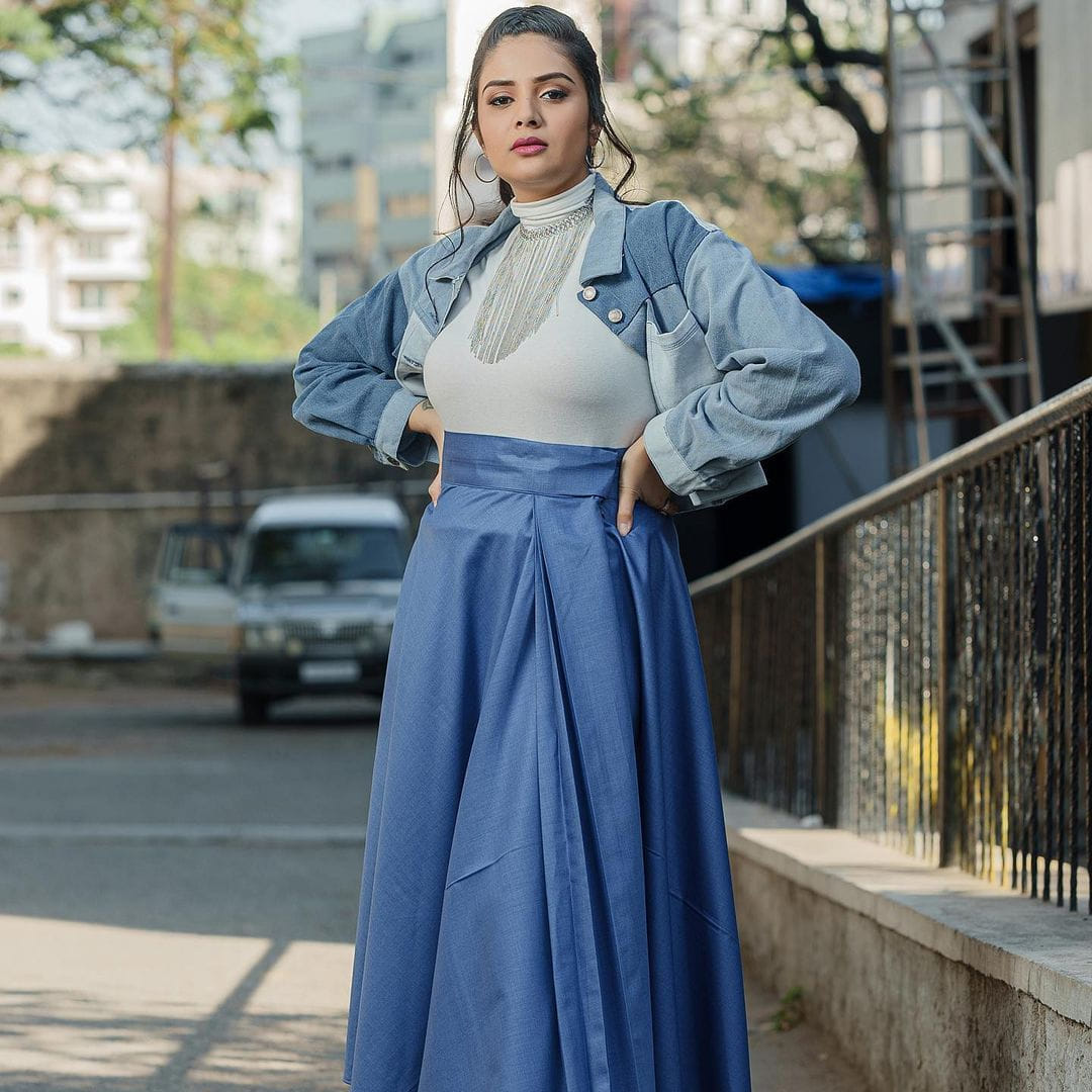 అందంతో చలాకీ మాటలతో ప్రేక్షకులను కట్టిపడేస్తుంది ఈ బ్యూటీ. బిగ్ బాస్ 3 లో కాంటెస్ గా ప్రేక్షకులకు మరింత దగ్గరైంది