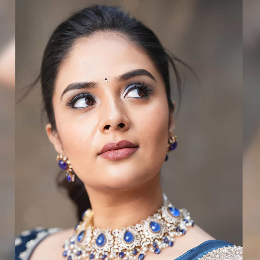 యాంకర్గా బుల్లితెరపై సత్తా చాటి.. బిగ్ బాస్ షోతో తన క్రేజ్ను రెట్టింపు చేసుకుంది యాంకర్ శ్రీముఖి. ఇక బుల్లితెరపైనే కాకుండా వెండితెరపై కూడా వెలుగులు విరజిమ్ముతోంది..శ్రీముఖిని సోషల్ మీడియాలో కూడా చాల క్రేజ్ సంపాదించుకుంది.ఈ చలాకీ బ్యూటీ తన అందంతో కట్టిపడేస్తుంది.