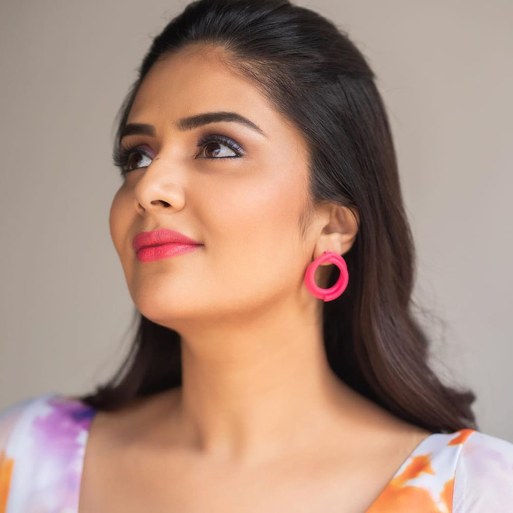 శ్రీముఖి.. ఈ అమ్మడు స్క్రీన్ మీద కనిపిస్తే చాలు ఎక్కడాలేని ఎనర్జీ వచ్చేస్తుంది. అందంతో చలాకీ మాటలతో ప్రేక్షకులను కట్టిపడేస్తుంది ఈ బ్యూటీ