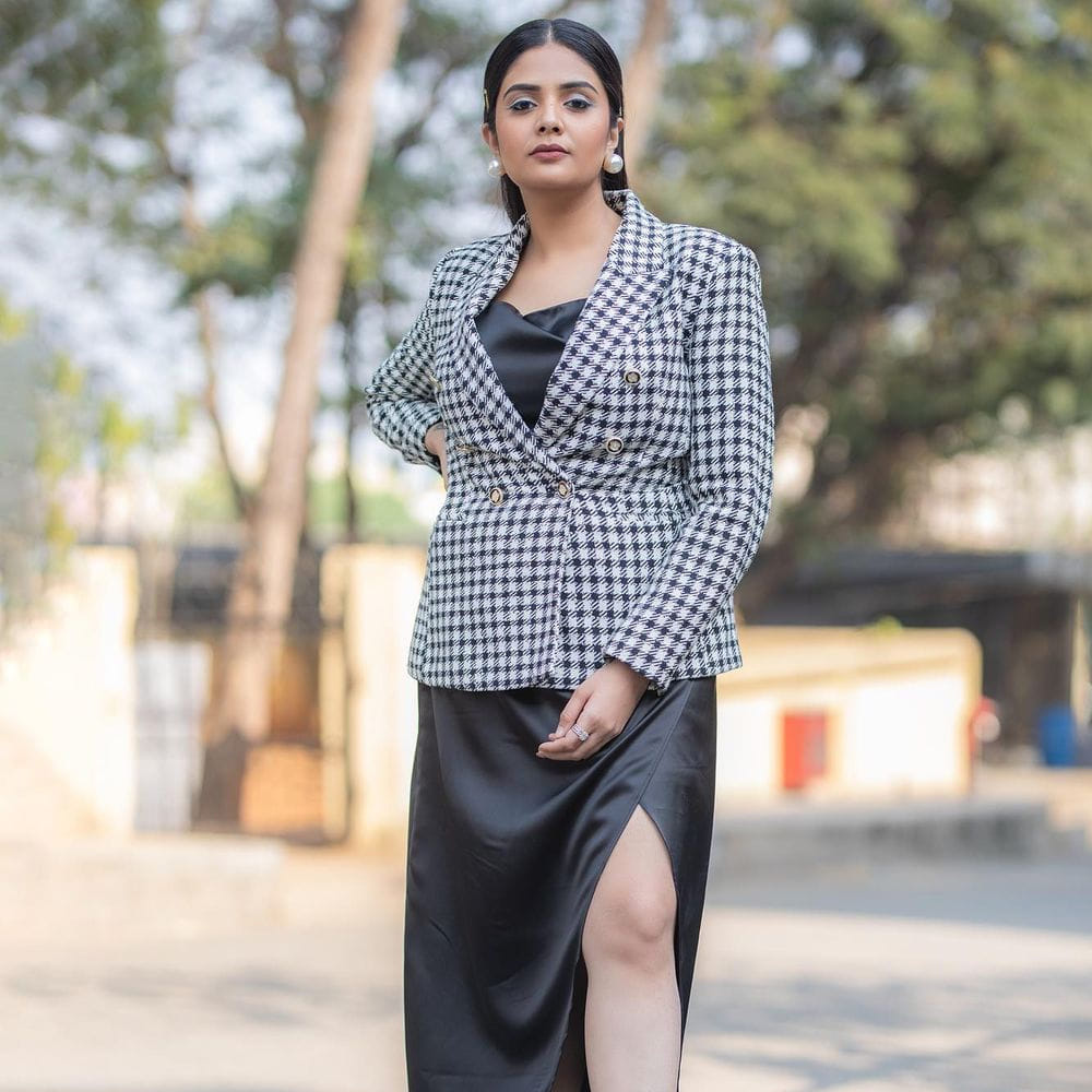 శ్రీముఖి.. ఈ అమ్మడు స్క్రీన్ మీద కనిపిస్తే చాలు ఎక్కడాలేని ఎనర్జీ వచ్చేస్తుంది. అందంతో చలాకీ మాటలతో ప్రేక్షకులను కట్టిపడేస్తుంది ఈ బ్యూటీ