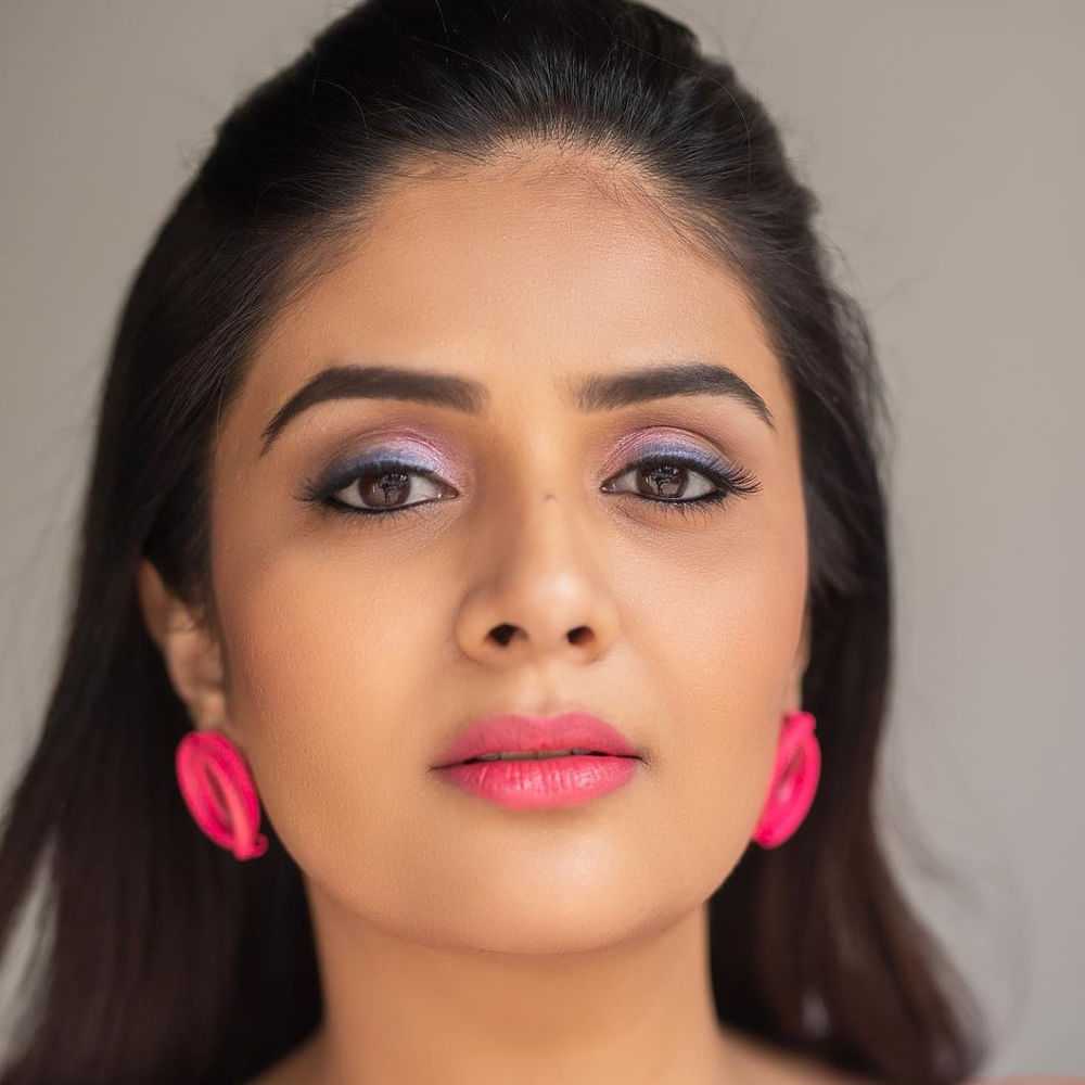 శ్రీముఖి.. ఈ అమ్మడు స్క్రీన్ మీద కనిపిస్తే చాలు ఎక్కడాలేని ఎనర్జీ వచ్చేస్తుంది. అందంతో చలాకీ మాటలతో ప్రేక్షకులను కట్టిపడేస్తుంది ఈ బ్యూటీ