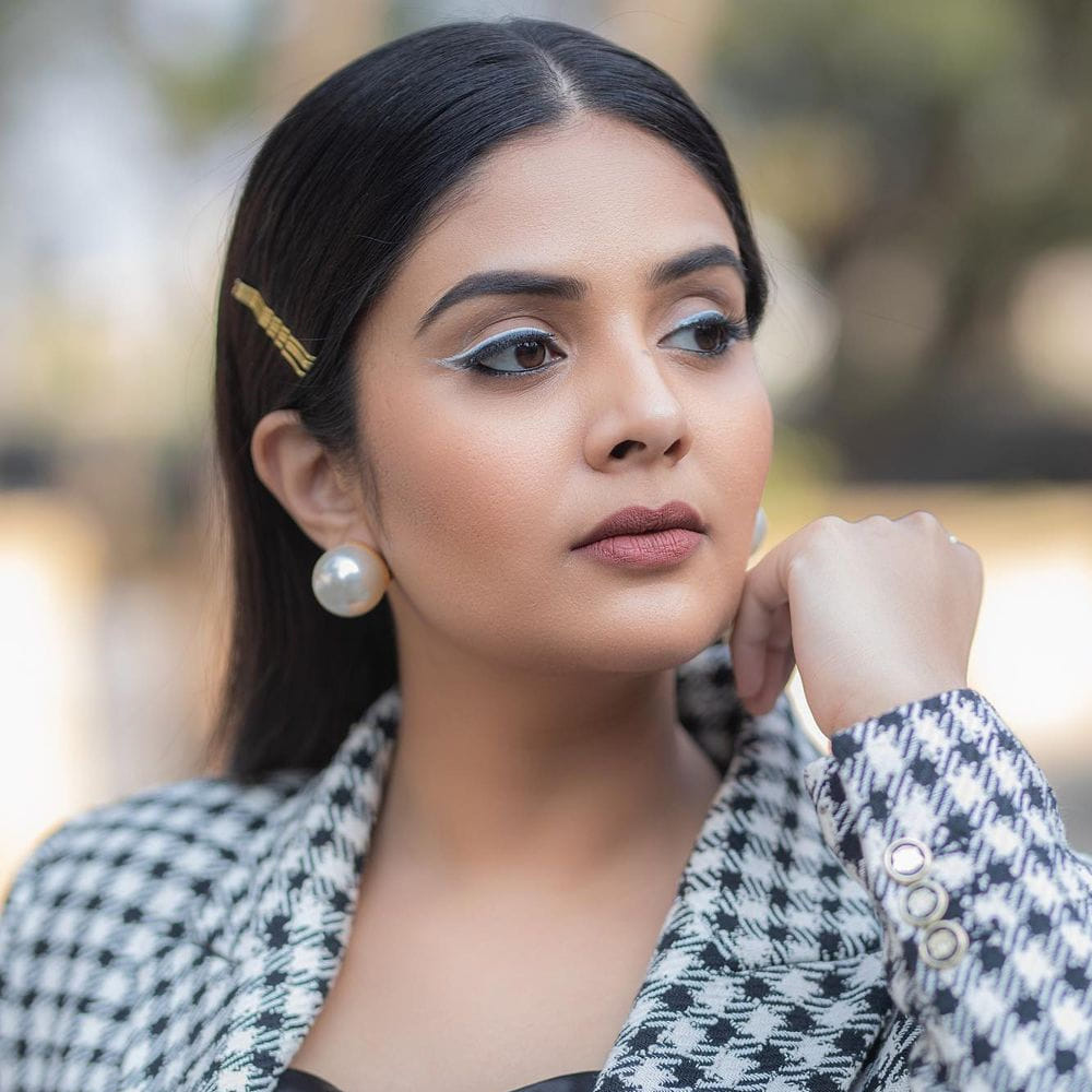 శ్రీముఖి.. ఈ అమ్మడు స్క్రీన్ మీద కనిపిస్తే చాలు ఎక్కడాలేని ఎనర్జీ వచ్చేస్తుంది. అందంతో చలాకీ మాటలతో ప్రేక్షకులను కట్టిపడేస్తుంది ఈ బ్యూటీ