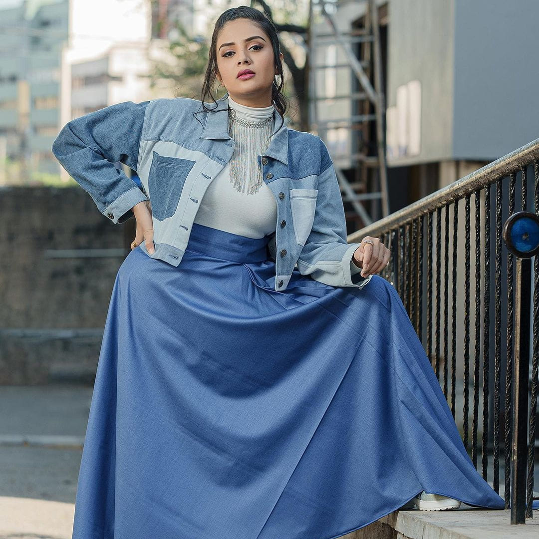 2013లో అదుర్స్ అనే షోతో తెలివిషన్ లోకి అడుగు పెట్టిన ఆమె పటాస్ వంటి హిట్ షోలో కూడా యాంకరింగ్ చేసింది