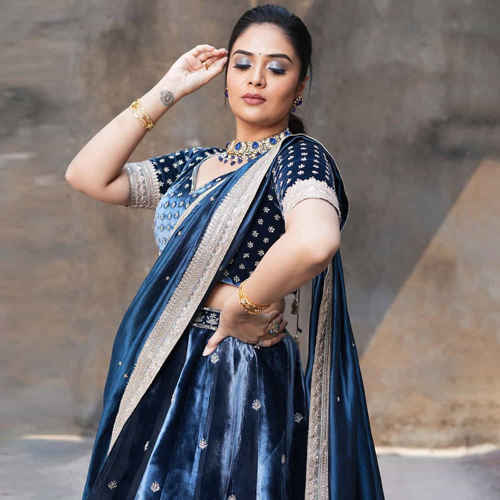 యాంకర్గా బుల్లితెరపై సత్తా చాటి.. బిగ్ బాస్ షోతో తన క్రేజ్ను రెట్టింపు చేసుకుంది యాంకర్ శ్రీముఖి. ఇక బుల్లితెరపైనే కాకుండా వెండితెరపై కూడా వెలుగులు విరజిమ్ముతోంది..శ్రీముఖిని సోషల్ మీడియాలో కూడా చాల క్రేజ్ సంపాదించుకుంది.ఈ చలాకీ బ్యూటీ తన అందంతో కట్టిపడేస్తుంది.
