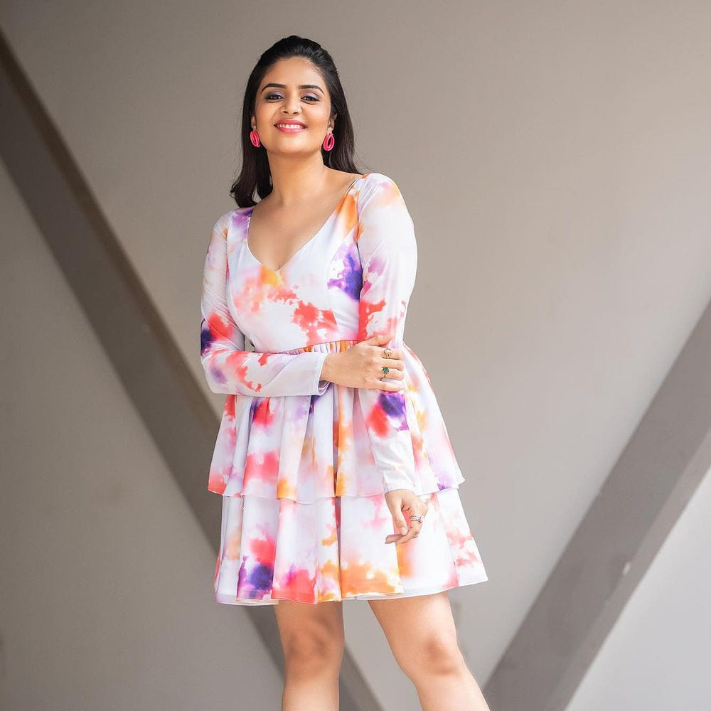 శ్రీముఖి.. ఈ అమ్మడు స్క్రీన్ మీద కనిపిస్తే చాలు ఎక్కడాలేని ఎనర్జీ వచ్చేస్తుంది. అందంతో చలాకీ మాటలతో ప్రేక్షకులను కట్టిపడేస్తుంది ఈ బ్యూటీ