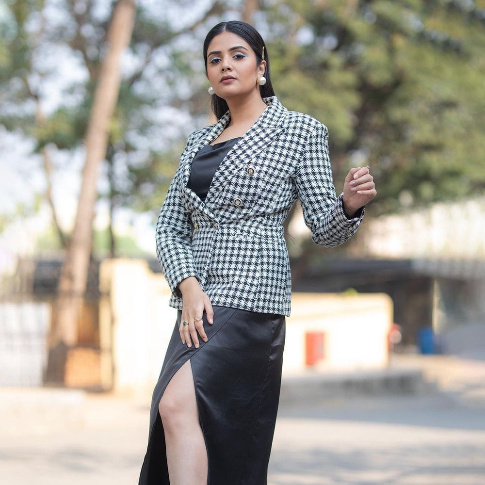 శ్రీముఖి.. ఈ అమ్మడు స్క్రీన్ మీద కనిపిస్తే చాలు ఎక్కడాలేని ఎనర్జీ వచ్చేస్తుంది. అందంతో చలాకీ మాటలతో ప్రేక్షకులను కట్టిపడేస్తుంది ఈ బ్యూటీ