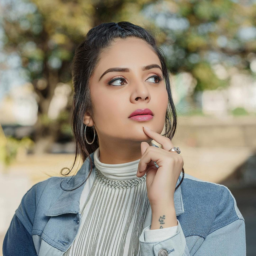 ప్రస్తుతం టెలివిషన్ లో కొన్ని షోలకు యాంకర్ గా వ్యవహరిస్తోంది