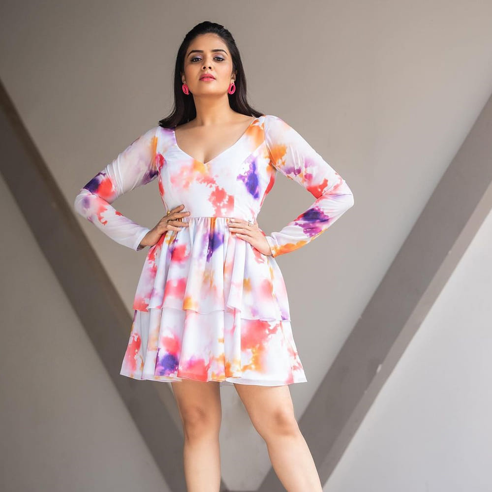 శ్రీముఖి.. ఈ అమ్మడు స్క్రీన్ మీద కనిపిస్తే చాలు ఎక్కడాలేని ఎనర్జీ వచ్చేస్తుంది. అందంతో చలాకీ మాటలతో ప్రేక్షకులను కట్టిపడేస్తుంది ఈ బ్యూటీ