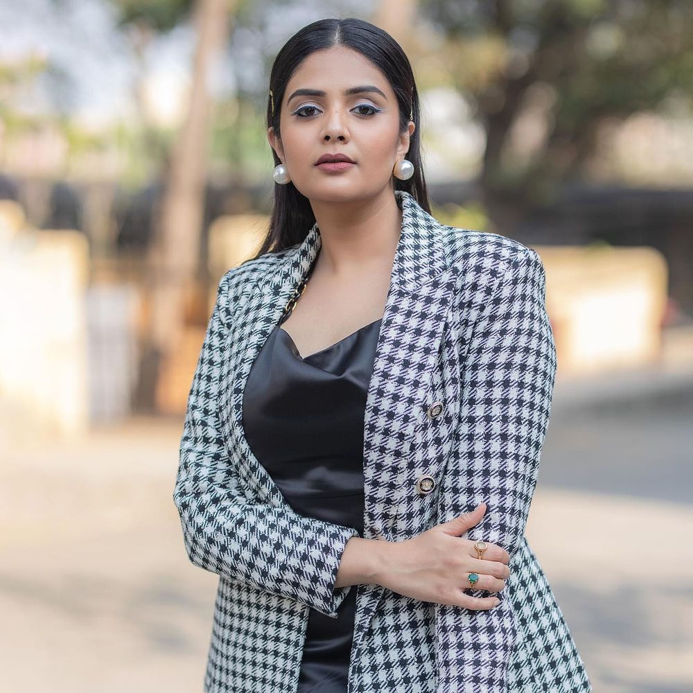 శ్రీముఖి.. ఈ అమ్మడు స్క్రీన్ మీద కనిపిస్తే చాలు ఎక్కడాలేని ఎనర్జీ వచ్చేస్తుంది. అందంతో చలాకీ మాటలతో ప్రేక్షకులను కట్టిపడేస్తుంది ఈ బ్యూటీ