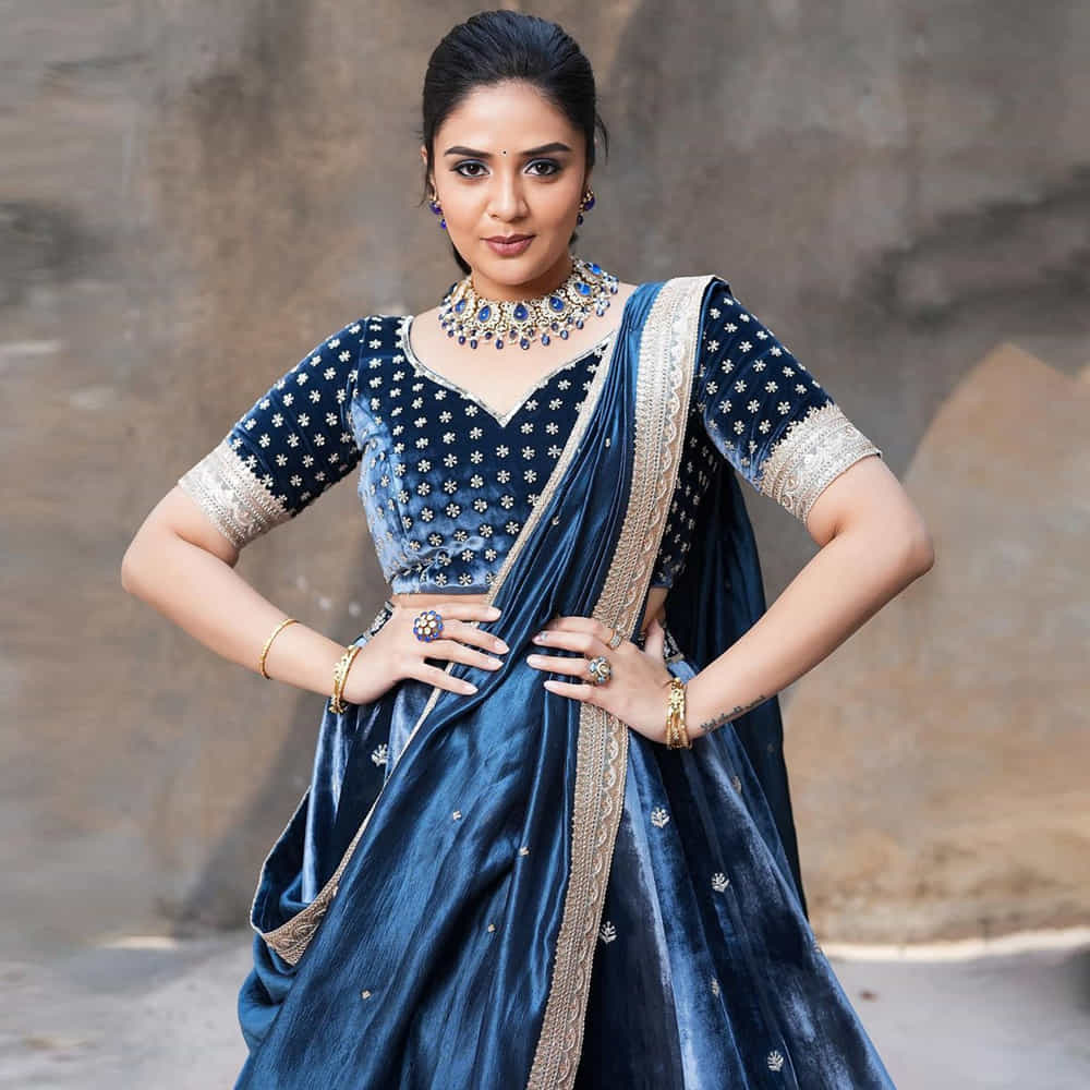 యాంకర్గా బుల్లితెరపై సత్తా చాటి.. బిగ్ బాస్ షోతో తన క్రేజ్ను రెట్టింపు చేసుకుంది యాంకర్ శ్రీముఖి. ఇక బుల్లితెరపైనే కాకుండా వెండితెరపై కూడా వెలుగులు విరజిమ్ముతోంది..శ్రీముఖిని సోషల్ మీడియాలో కూడా చాల క్రేజ్ సంపాదించుకుంది.ఈ చలాకీ బ్యూటీ తన అందంతో కట్టిపడేస్తుంది.