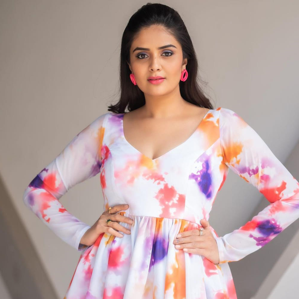 శ్రీముఖి.. ఈ అమ్మడు స్క్రీన్ మీద కనిపిస్తే చాలు ఎక్కడాలేని ఎనర్జీ వచ్చేస్తుంది. అందంతో చలాకీ మాటలతో ప్రేక్షకులను కట్టిపడేస్తుంది ఈ బ్యూటీ