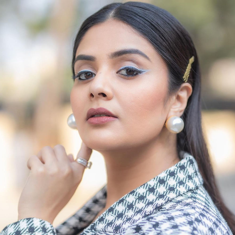 శ్రీముఖి.. ఈ అమ్మడు స్క్రీన్ మీద కనిపిస్తే చాలు ఎక్కడాలేని ఎనర్జీ వచ్చేస్తుంది. అందంతో చలాకీ మాటలతో ప్రేక్షకులను కట్టిపడేస్తుంది ఈ బ్యూటీ