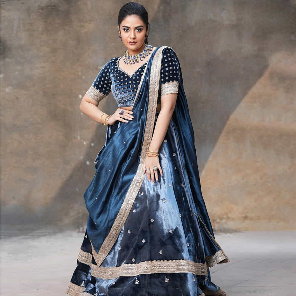 యాంకర్గా బుల్లితెరపై సత్తా చాటి.. బిగ్ బాస్ షోతో తన క్రేజ్ను రెట్టింపు చేసుకుంది యాంకర్ శ్రీముఖి. ఇక బుల్లితెరపైనే కాకుండా వెండితెరపై కూడా వెలుగులు విరజిమ్ముతోంది..శ్రీముఖిని సోషల్ మీడియాలో కూడా చాల క్రేజ్ సంపాదించుకుంది.ఈ చలాకీ బ్యూటీ తన అందంతో కట్టిపడేస్తుంది.