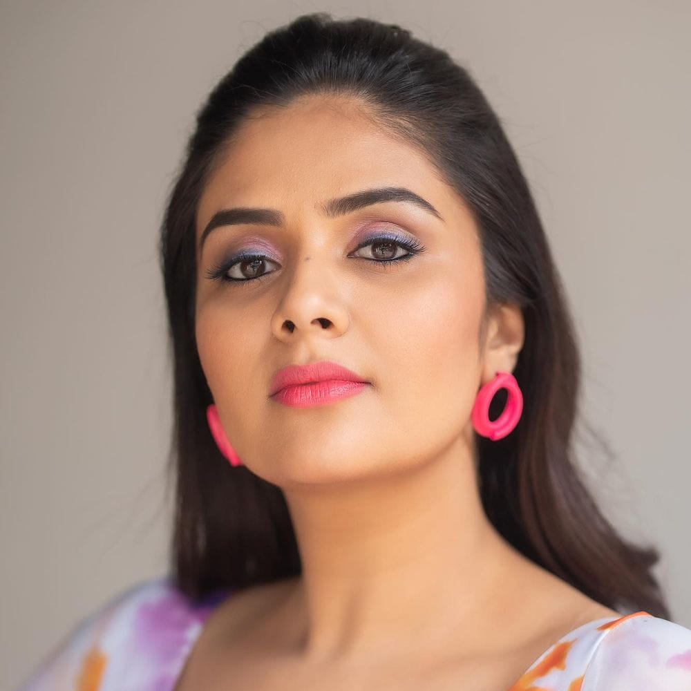 శ్రీముఖి.. ఈ అమ్మడు స్క్రీన్ మీద కనిపిస్తే చాలు ఎక్కడాలేని ఎనర్జీ వచ్చేస్తుంది. అందంతో చలాకీ మాటలతో ప్రేక్షకులను కట్టిపడేస్తుంది ఈ బ్యూటీ