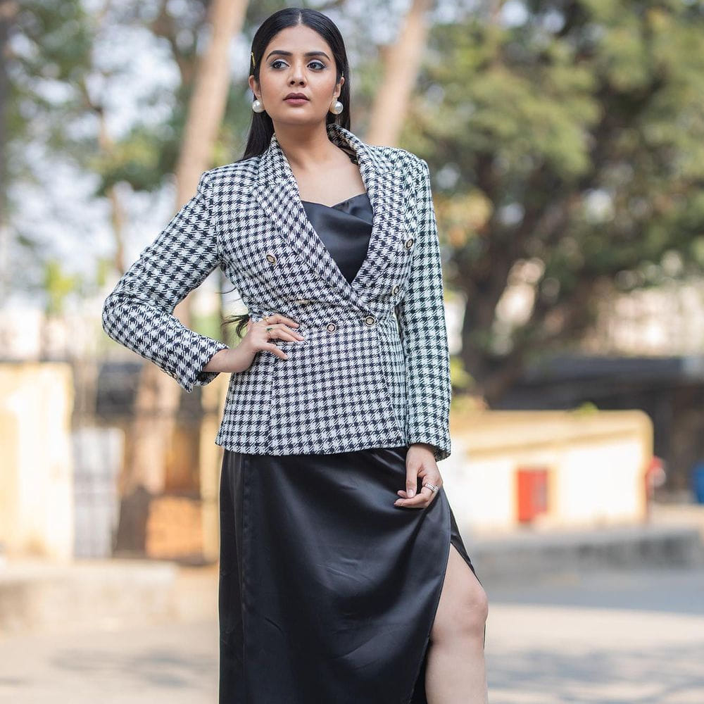 శ్రీముఖి.. ఈ అమ్మడు స్క్రీన్ మీద కనిపిస్తే చాలు ఎక్కడాలేని ఎనర్జీ వచ్చేస్తుంది. అందంతో చలాకీ మాటలతో ప్రేక్షకులను కట్టిపడేస్తుంది ఈ బ్యూటీ