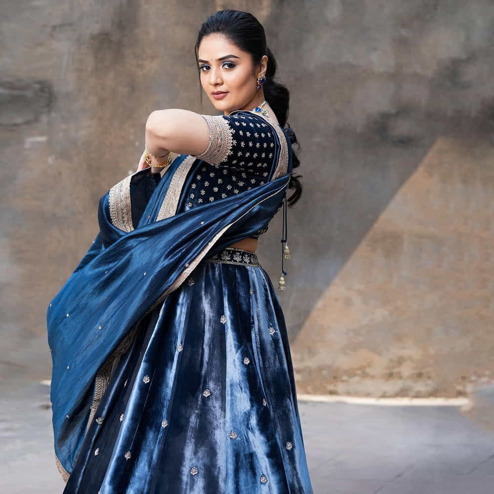 యాంకర్గా బుల్లితెరపై సత్తా చాటి.. బిగ్ బాస్ షోతో తన క్రేజ్ను రెట్టింపు చేసుకుంది యాంకర్ శ్రీముఖి. ఇక బుల్లితెరపైనే కాకుండా వెండితెరపై కూడా వెలుగులు విరజిమ్ముతోంది..శ్రీముఖిని సోషల్ మీడియాలో కూడా చాల క్రేజ్ సంపాదించుకుంది.ఈ చలాకీ బ్యూటీ తన అందంతో కట్టిపడేస్తుంది.