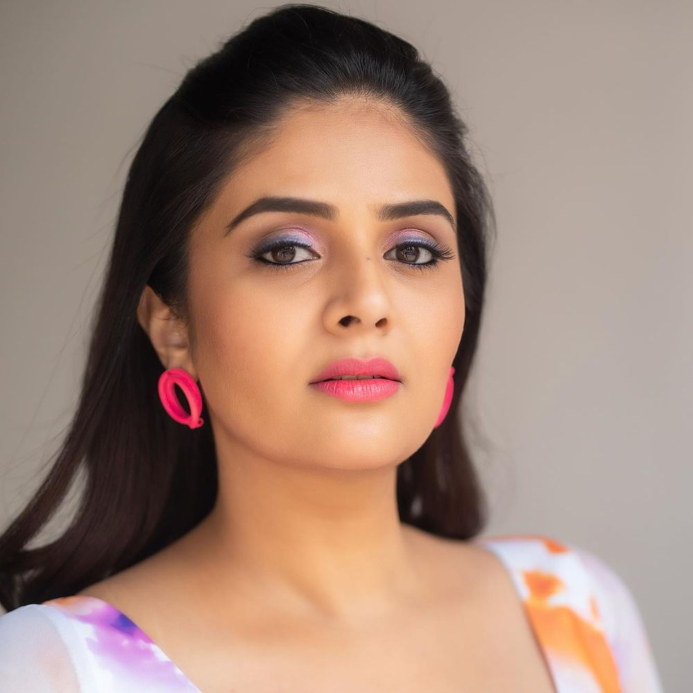 శ్రీముఖి.. ఈ అమ్మడు స్క్రీన్ మీద కనిపిస్తే చాలు ఎక్కడాలేని ఎనర్జీ వచ్చేస్తుంది. అందంతో చలాకీ మాటలతో ప్రేక్షకులను కట్టిపడేస్తుంది ఈ బ్యూటీ