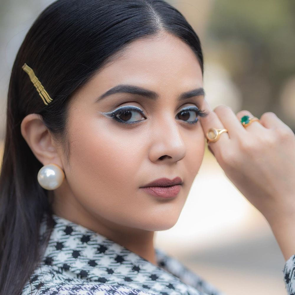 శ్రీముఖి.. ఈ అమ్మడు స్క్రీన్ మీద కనిపిస్తే చాలు ఎక్కడాలేని ఎనర్జీ వచ్చేస్తుంది. అందంతో చలాకీ మాటలతో ప్రేక్షకులను కట్టిపడేస్తుంది ఈ బ్యూటీ