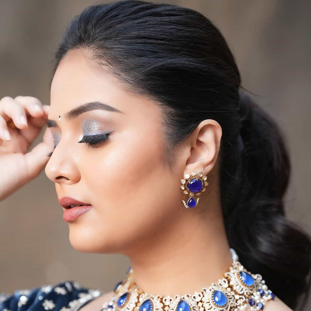 యాంకర్గా బుల్లితెరపై సత్తా చాటి.. బిగ్ బాస్ షోతో తన క్రేజ్ను రెట్టింపు చేసుకుంది యాంకర్ శ్రీముఖి. ఇక బుల్లితెరపైనే కాకుండా వెండితెరపై కూడా వెలుగులు విరజిమ్ముతోంది..శ్రీముఖిని సోషల్ మీడియాలో కూడా చాల క్రేజ్ సంపాదించుకుంది.ఈ చలాకీ బ్యూటీ తన అందంతో కట్టిపడేస్తుంది.