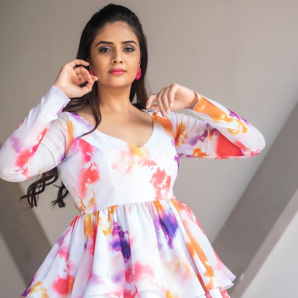 శ్రీముఖి.. ఈ అమ్మడు స్క్రీన్ మీద కనిపిస్తే చాలు ఎక్కడాలేని ఎనర్జీ వచ్చేస్తుంది. అందంతో చలాకీ మాటలతో ప్రేక్షకులను కట్టిపడేస్తుంది ఈ బ్యూటీ