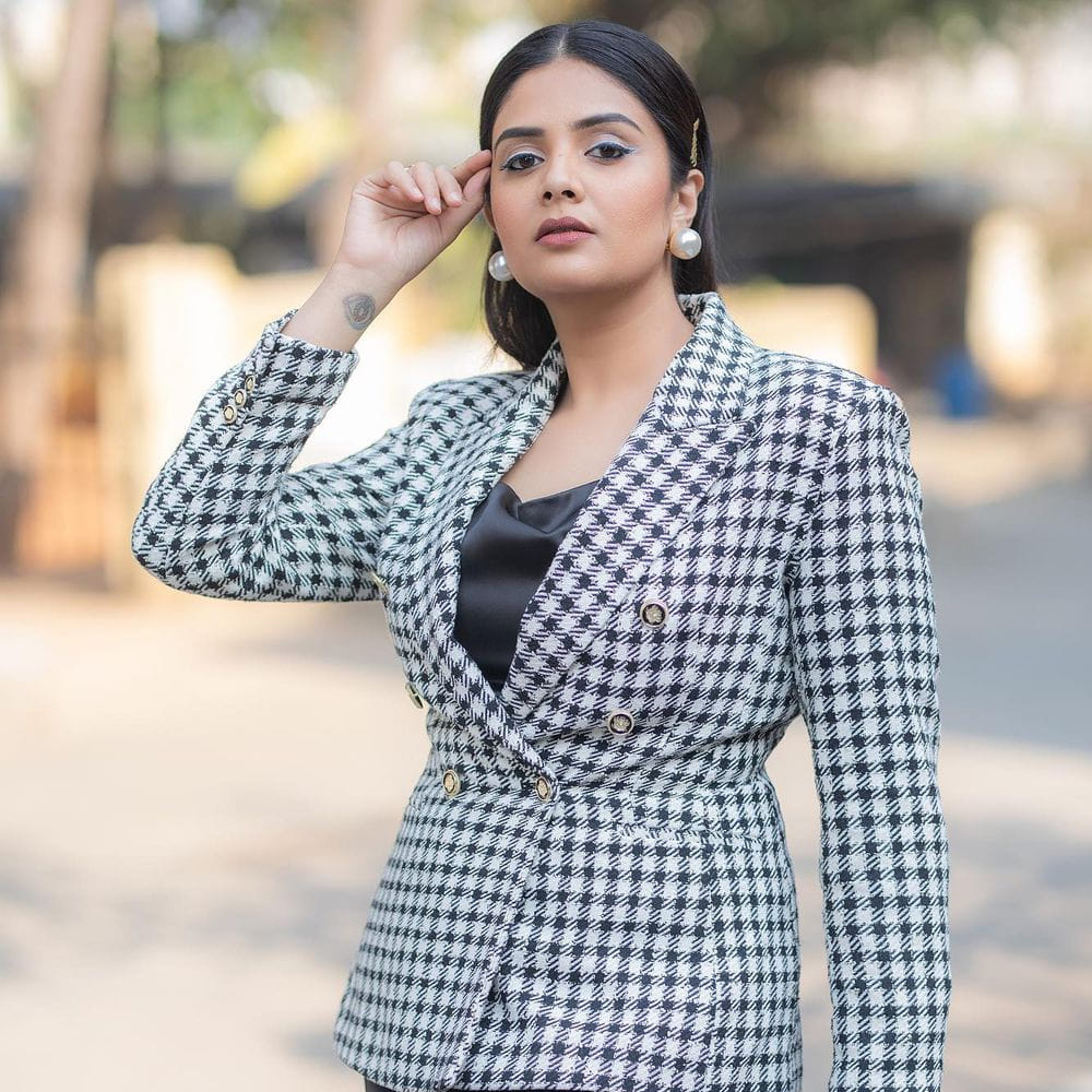 శ్రీముఖి.. ఈ అమ్మడు స్క్రీన్ మీద కనిపిస్తే చాలు ఎక్కడాలేని ఎనర్జీ వచ్చేస్తుంది. అందంతో చలాకీ మాటలతో ప్రేక్షకులను కట్టిపడేస్తుంది ఈ బ్యూటీ