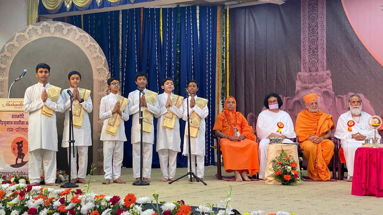 దేశం నైతిక, గుణ, సాంస్కృతిక, ఆధ్యాత్మిక సాధికారత కోసం అక్షరధామ్ ఆలయ వేదికపై వేదపండితులు, ఆధ్యాత్మికవేత్తలు, మత గురువులు అందరూ సమావేశమై శ్రీరామ మందిర స్థాపనకు ముందు వందలాది హనుమాన్ చాలీసా పఠించాలని తీర్మానించారు. హనుమంతుని భక్తి స్ఫూర్తిని మేల్కొల్పాలని.. వాగ్యజ్ఞాన్ని భగవంతుని పాదాల చెంత అర్పించాలన్నారు. శ్రీరామ మందిర ప్రతిష్ఠ వరకు ఇదే ఆచారంగా కొనసాగుతుందని చెప్పారు.